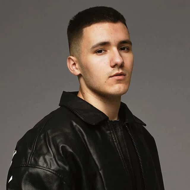 YAKTAK actuando en vivo en el escenario