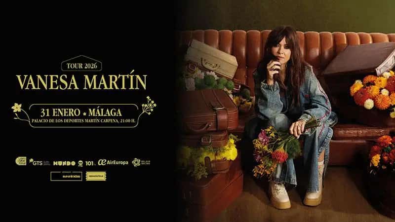 Vanesa Martín actuando en directo durante su concierto en Málaga en el Palacio de Deportes Martín Carpena.