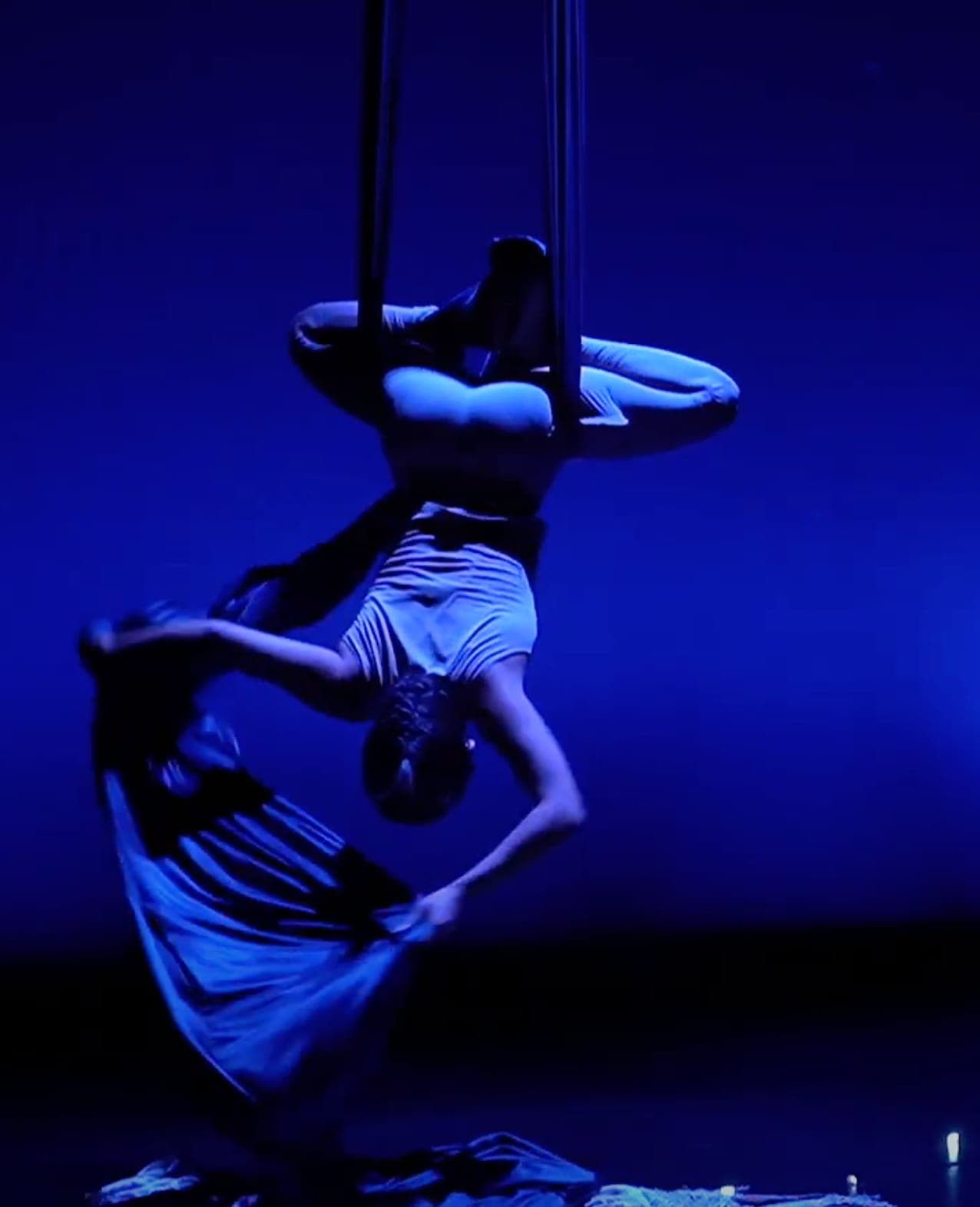 Javiera de la Fuente bailando bocabajo