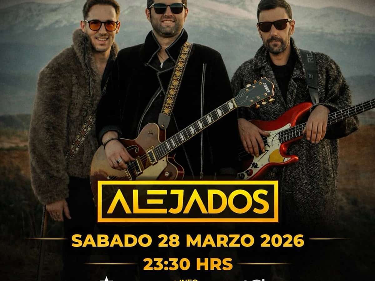 Cartel promocional de Alejados en Premiere Club con tres miembros de la banda posando al aire libre con guitarras y fondo de montaña. El concierto es el sábado 28 de marzo de 2026 a las 23:30 h en Marbella.