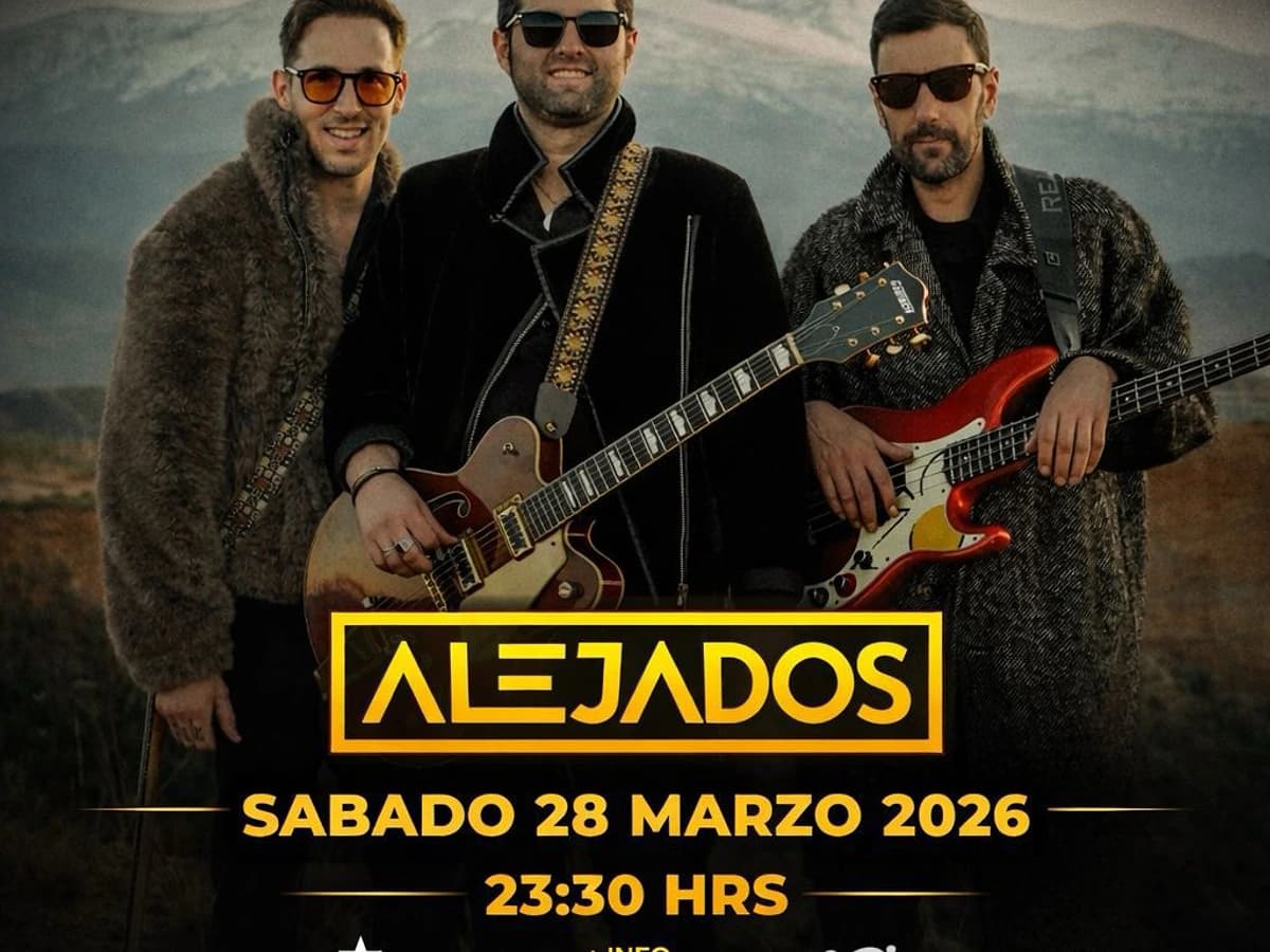 Cartel promocional de Alejados en Premiere Club con tres miembros de la banda posando al aire libre con guitarras y fondo de montaña. El concierto es el sábado 28 de marzo de 2026 a las 23:30 h en Marbella.