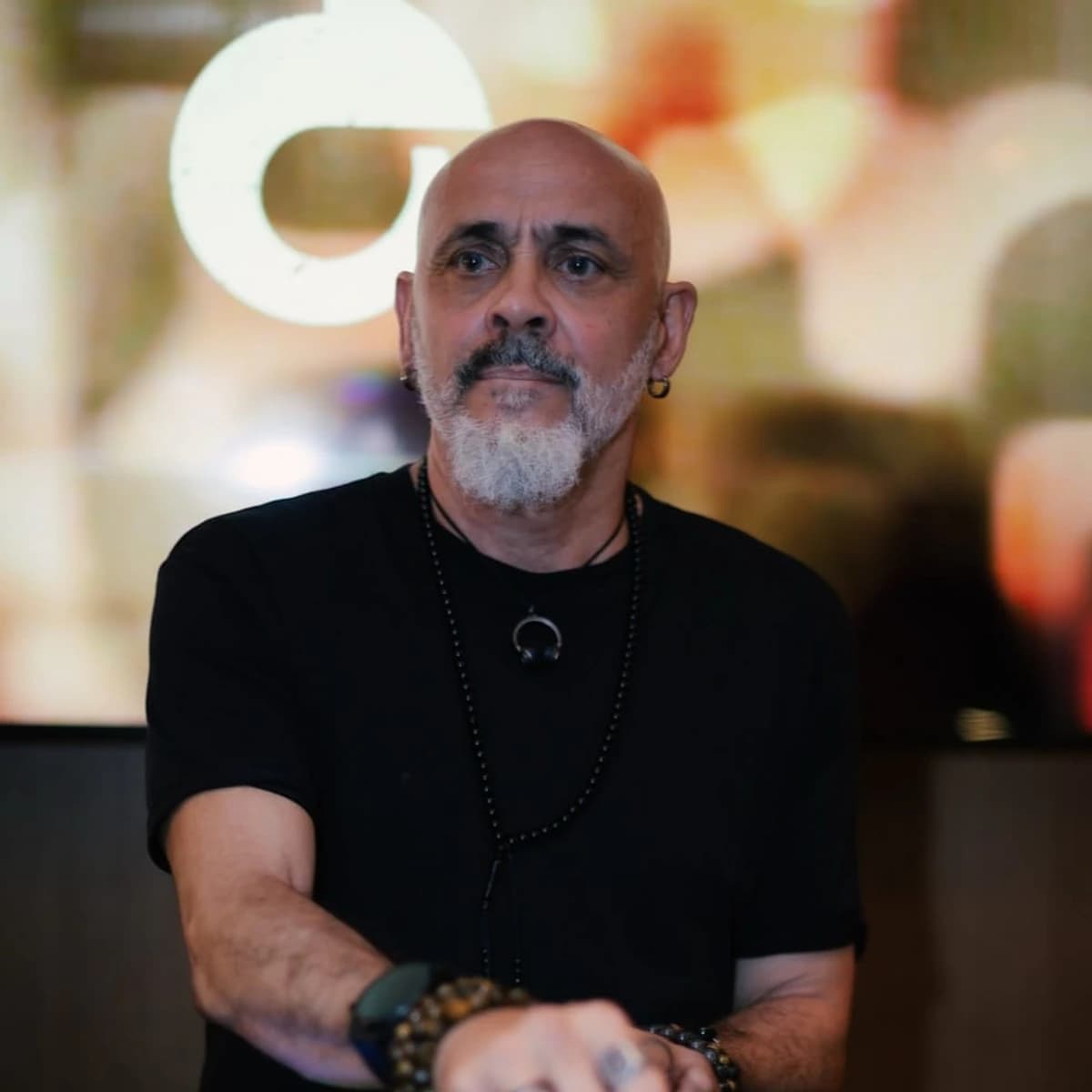 DJ Pakko 2K actuando en Mari´e Cocktail Bar Marbella con sesión de Nu Disco y Funky House durante una noche de música en directo.