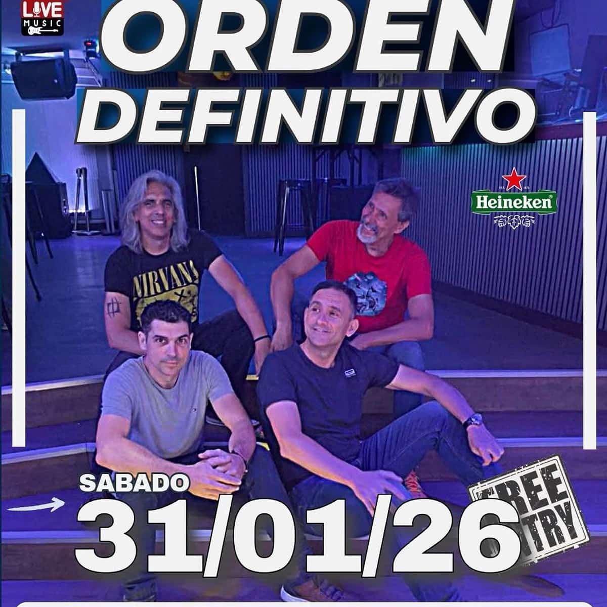 Cuatro miembros del grupo Orden Definitivo sentados en las escaleras de un local nocturno antes de un concierto. El cartel anuncia su actuación el 31/01/26 en Premiere Club Marbella con entrada libre a las 23:30.