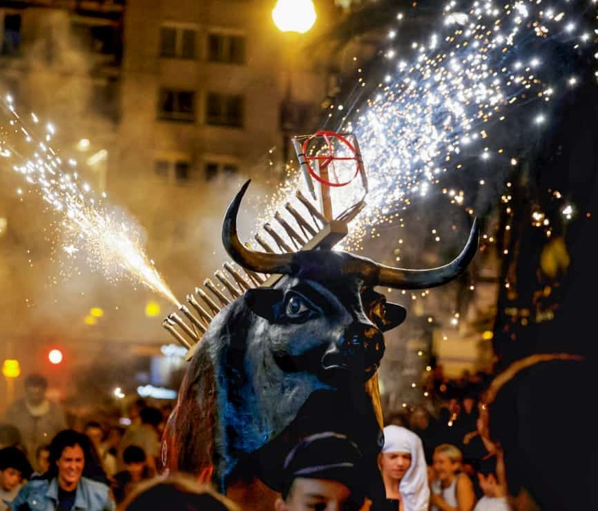 Alt (EN): “Toro de Fuego” poster with pyrotechnic imagery and late-night time.