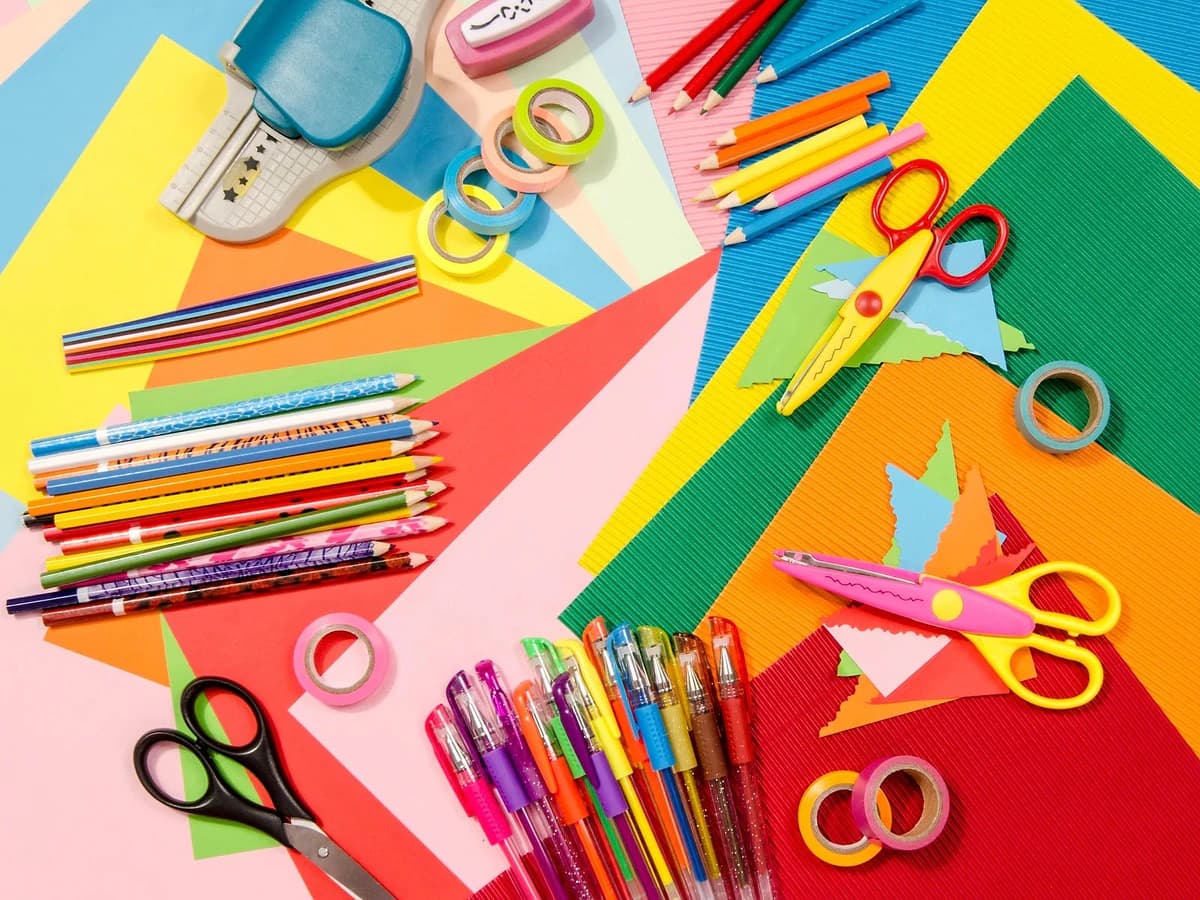 Children’s craft materials including scissors, markers, coloured pencils and paper for a creative Easter activity at Casa Ángeles.