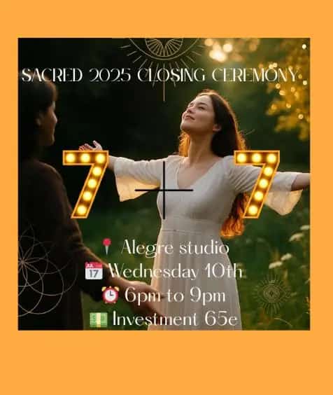 Cartel del evento ‘Sacred 2025 Closing Ceremony’ en tonos dorados y verdes, con una mujer de blanco al aire libre con los brazos abiertos hacia la luz, rodeada de símbolos sagrados y el texto con la fecha, horario y lugar en Alegre Studio.