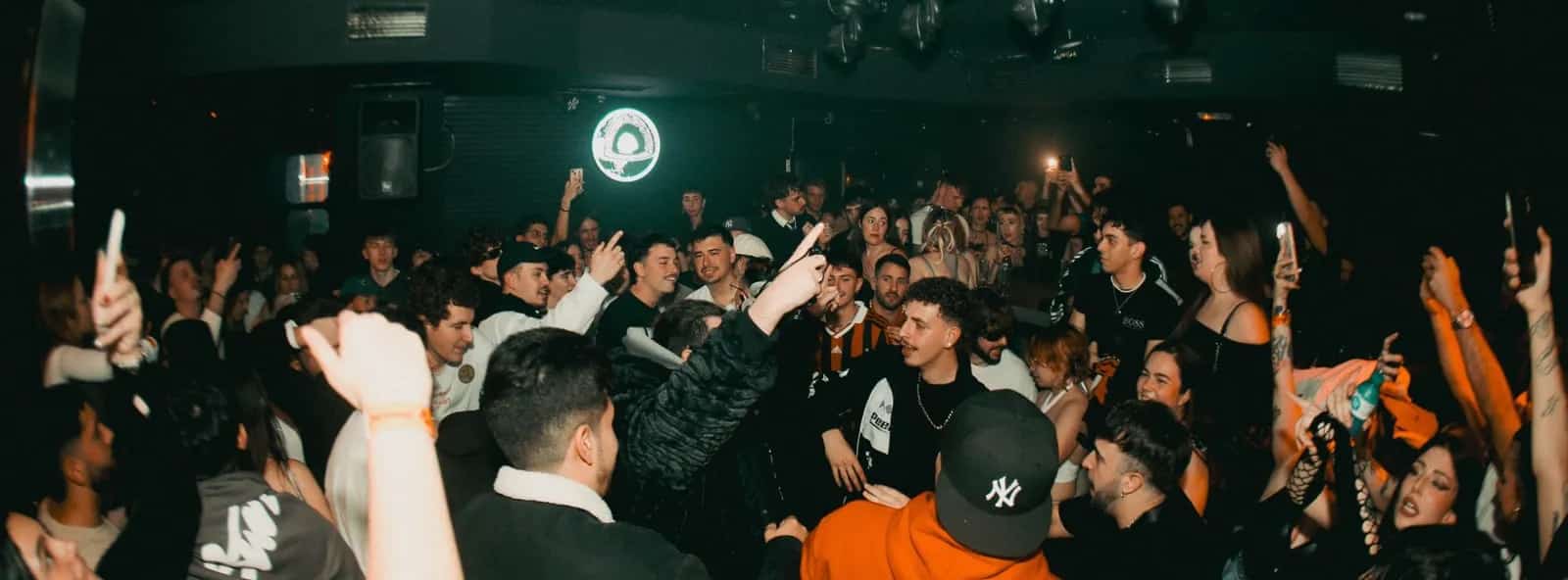 Configuración de DJ con luces vibrantes en Sala CORE