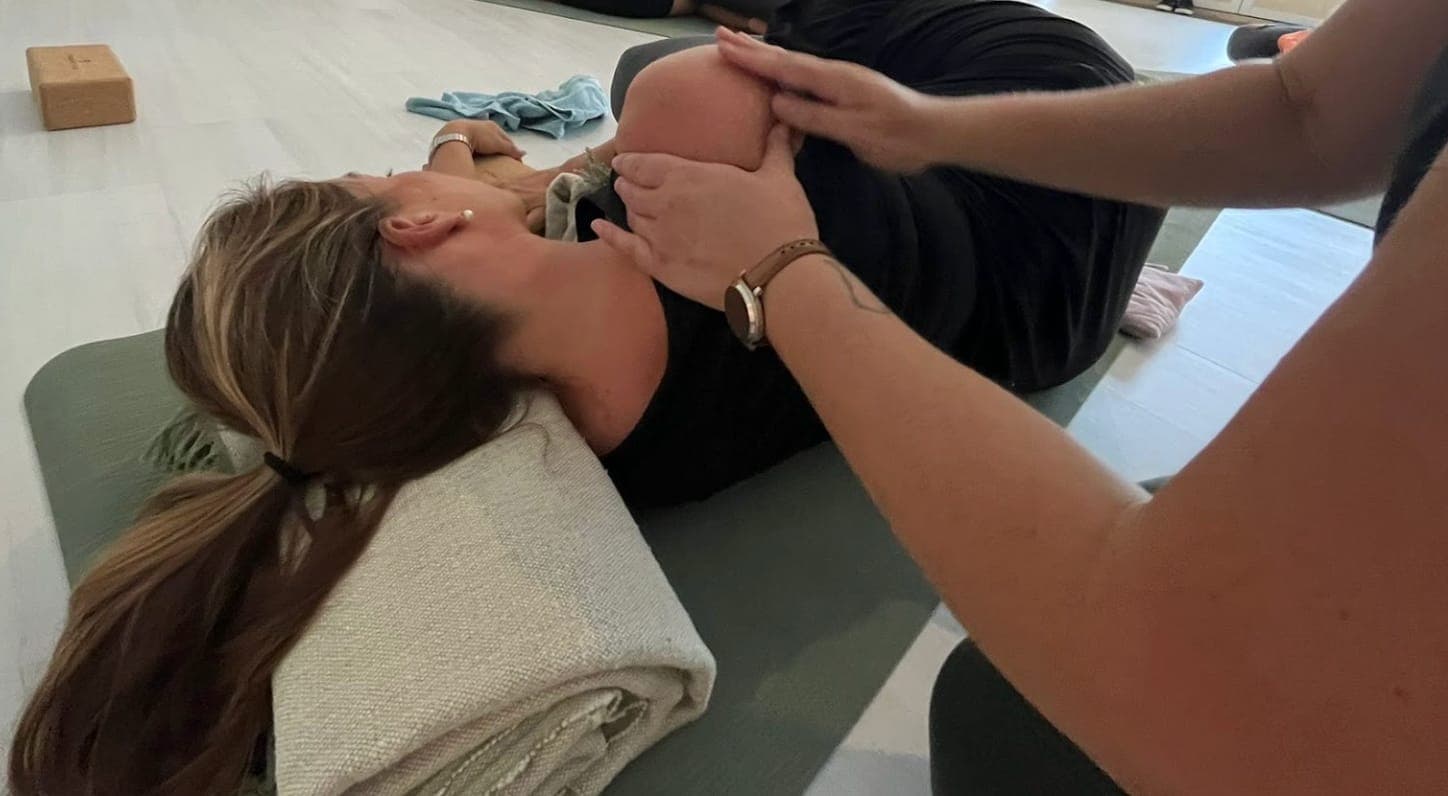 Introducción a YogaMassage – Taller de Yoga Restaurativo y Masaje Terapéutico en Estepona | 20 agosto 2025 Imagen de Galería 1