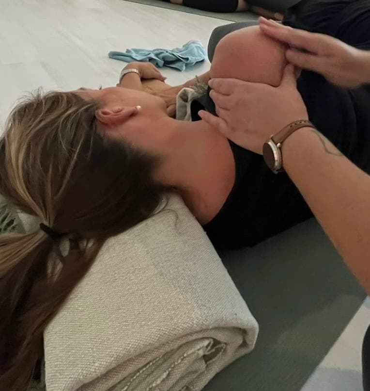 Introducción a YogaMassage – Taller de Yoga Restaurativo y Masaje Terapéutico en Estepona | 20 agosto 2025 Póster