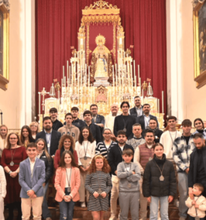 Imposici贸n de medallas a nuevos hermanos P贸ster