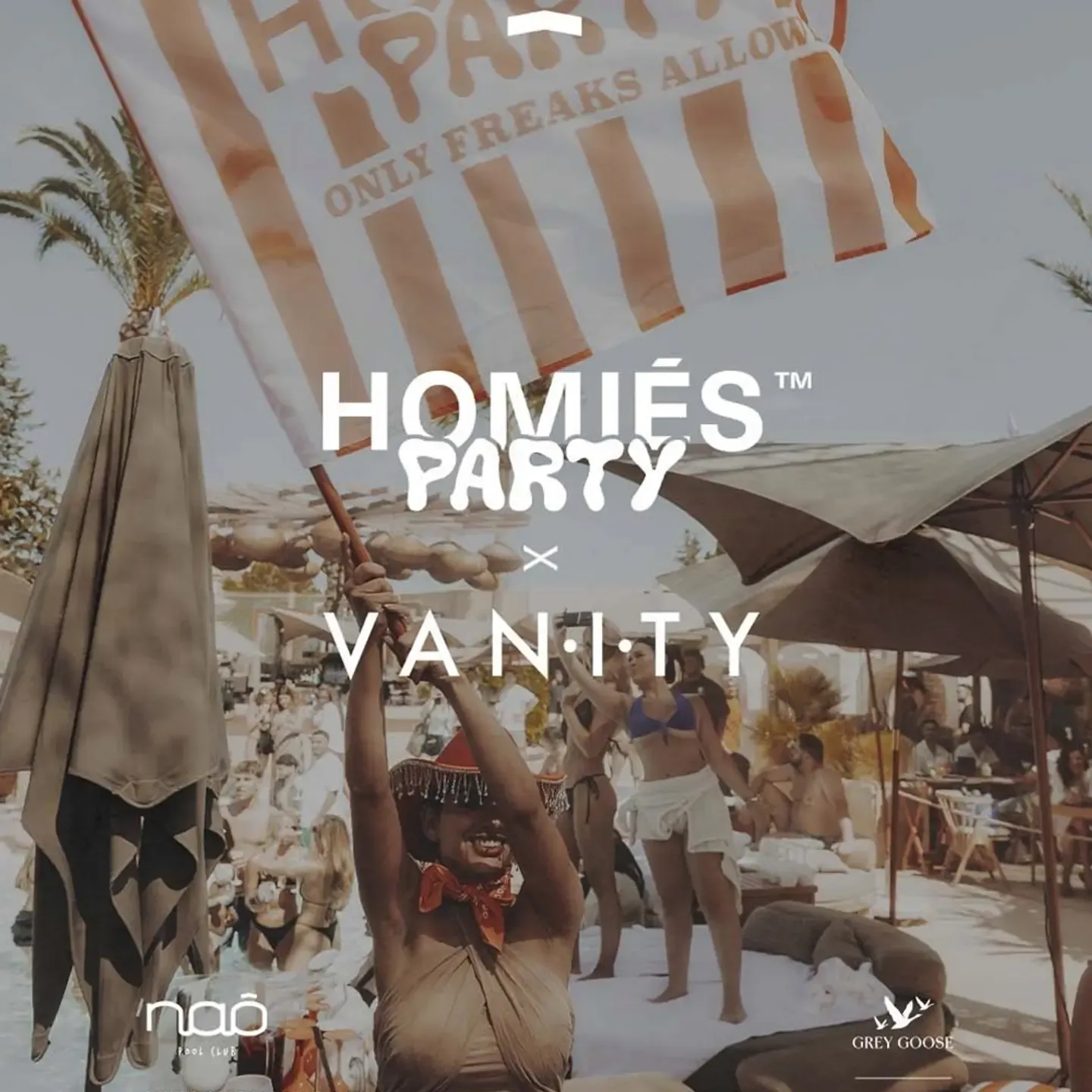 Escena vibrante de fiesta en la piscina con personas bailando y disfrutando del sol