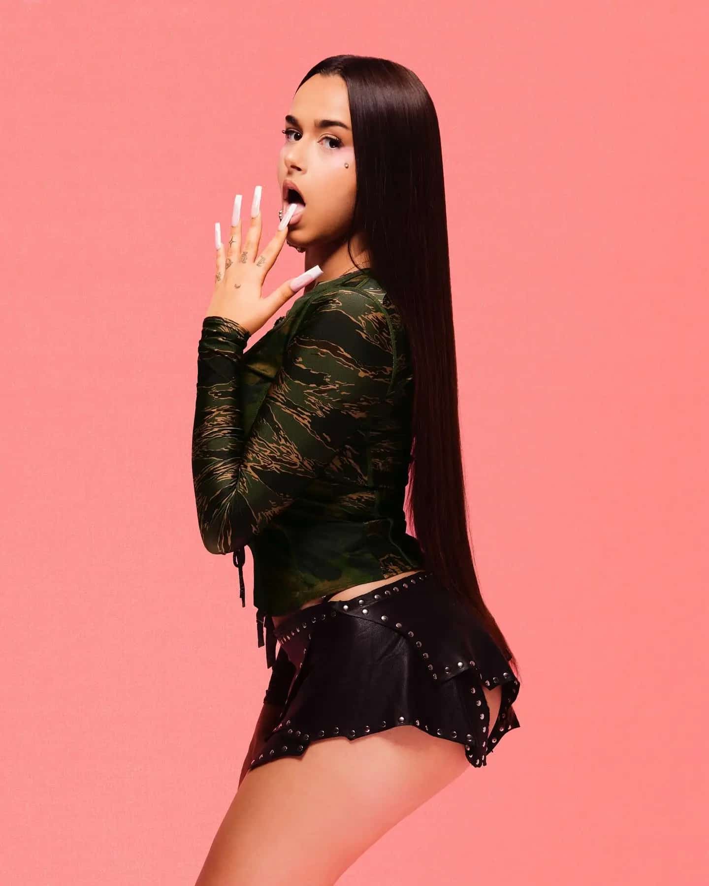 l0rna performing a high-energy Neoperreo live concert at Sala Trinchera in Málaga