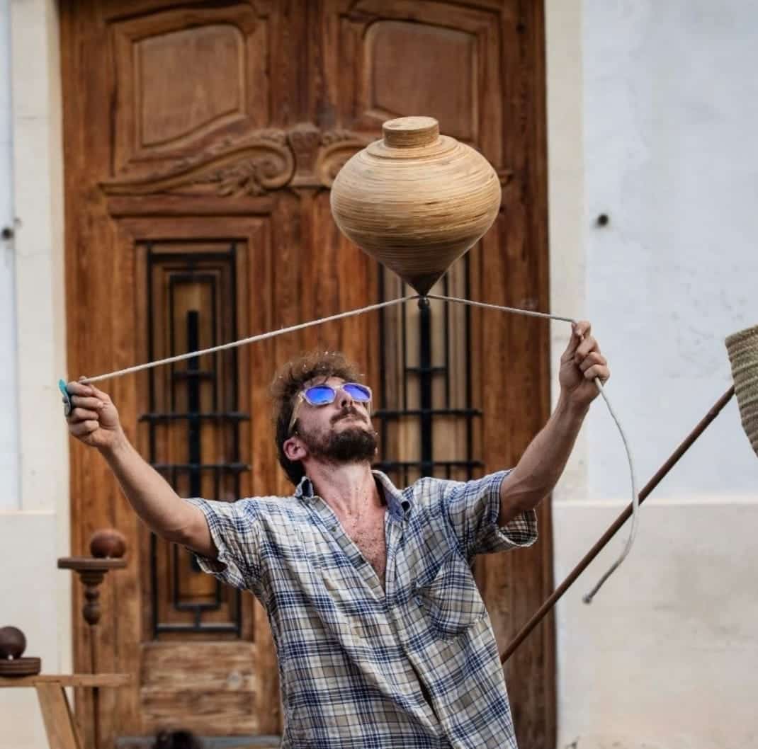 Tot Bé! de Curolles – Circo con peonzas, humor y artesanía en vivo Poster