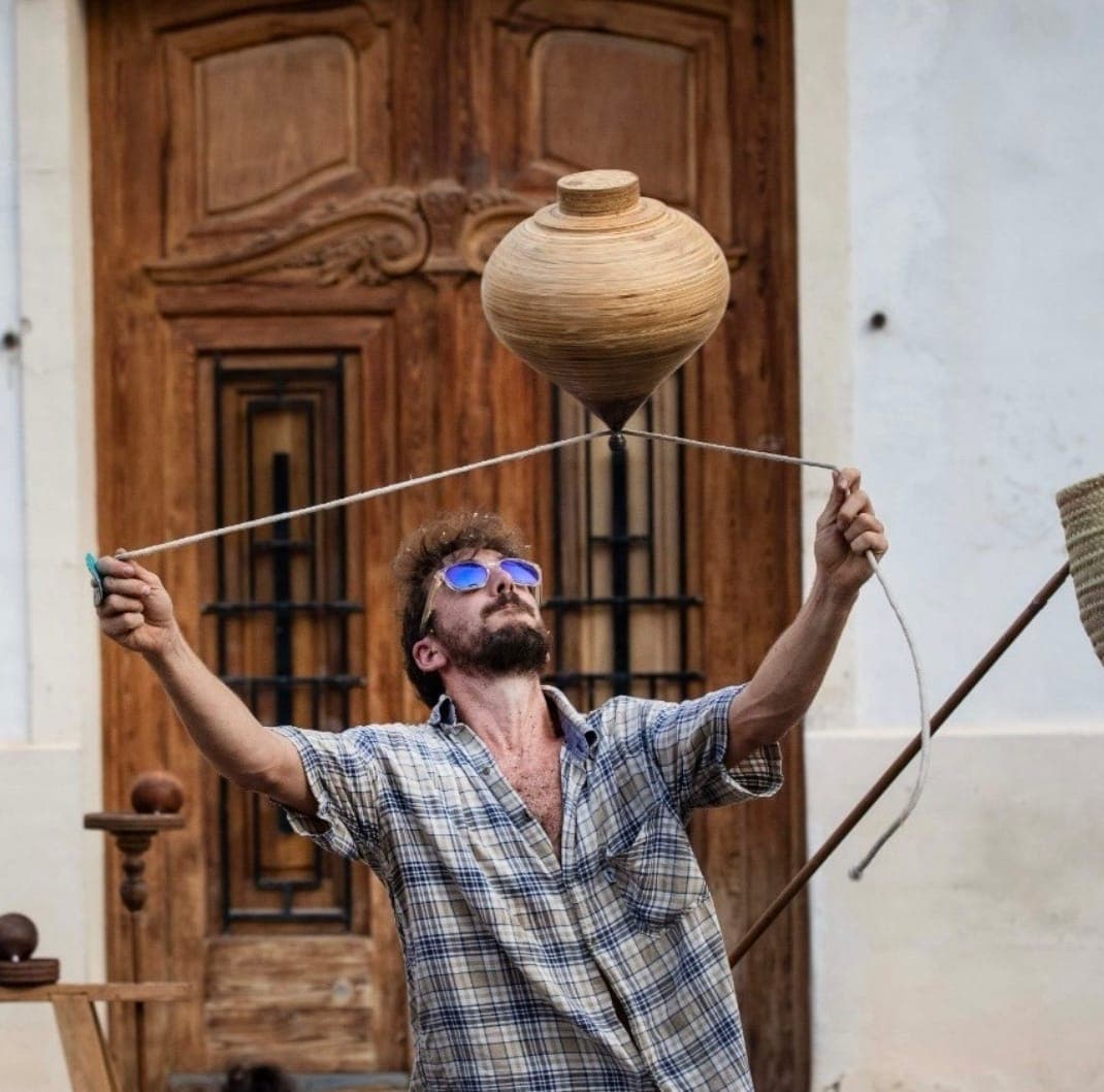 Tot Bé! de Curolles – Circo con peonzas, humor y artesanía en vivo Poster
