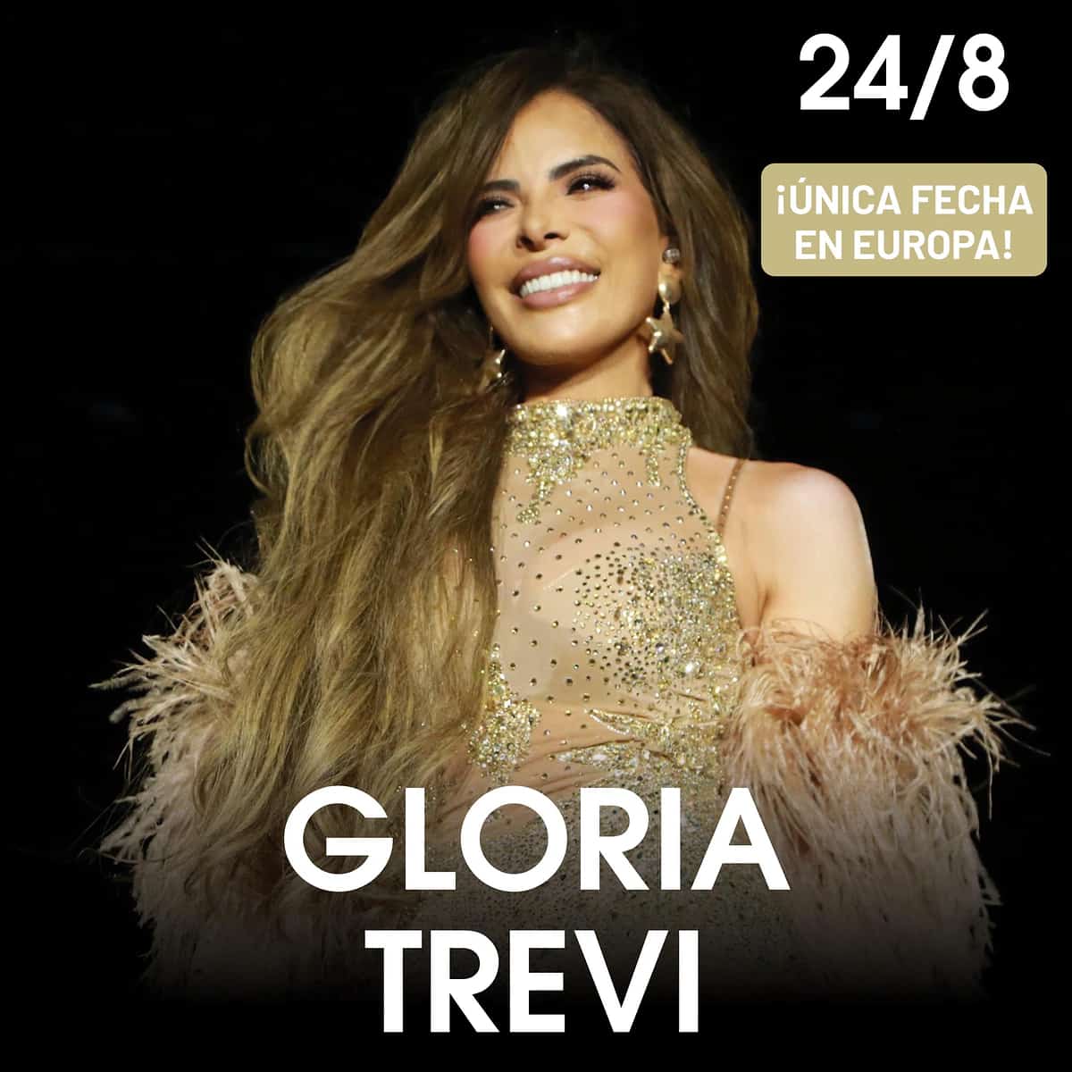 Gloria Trevi con vestido dorado brillante y mangas de plumas sobre fondo negro en el cartel de su concierto del 24 de agosto en Starlite Occident.
