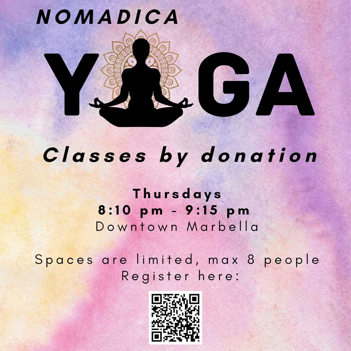 Cartel del evento para clases de Nomadica Yoga por donación en el centro de Marbella. La imagen muestra la silueta de una persona en pose de loto sobre un fondo de acuarela púrpura y amarillo, con detalles del evento para los jueves de 20:10 a 21:15 y un código QR para registrarse.