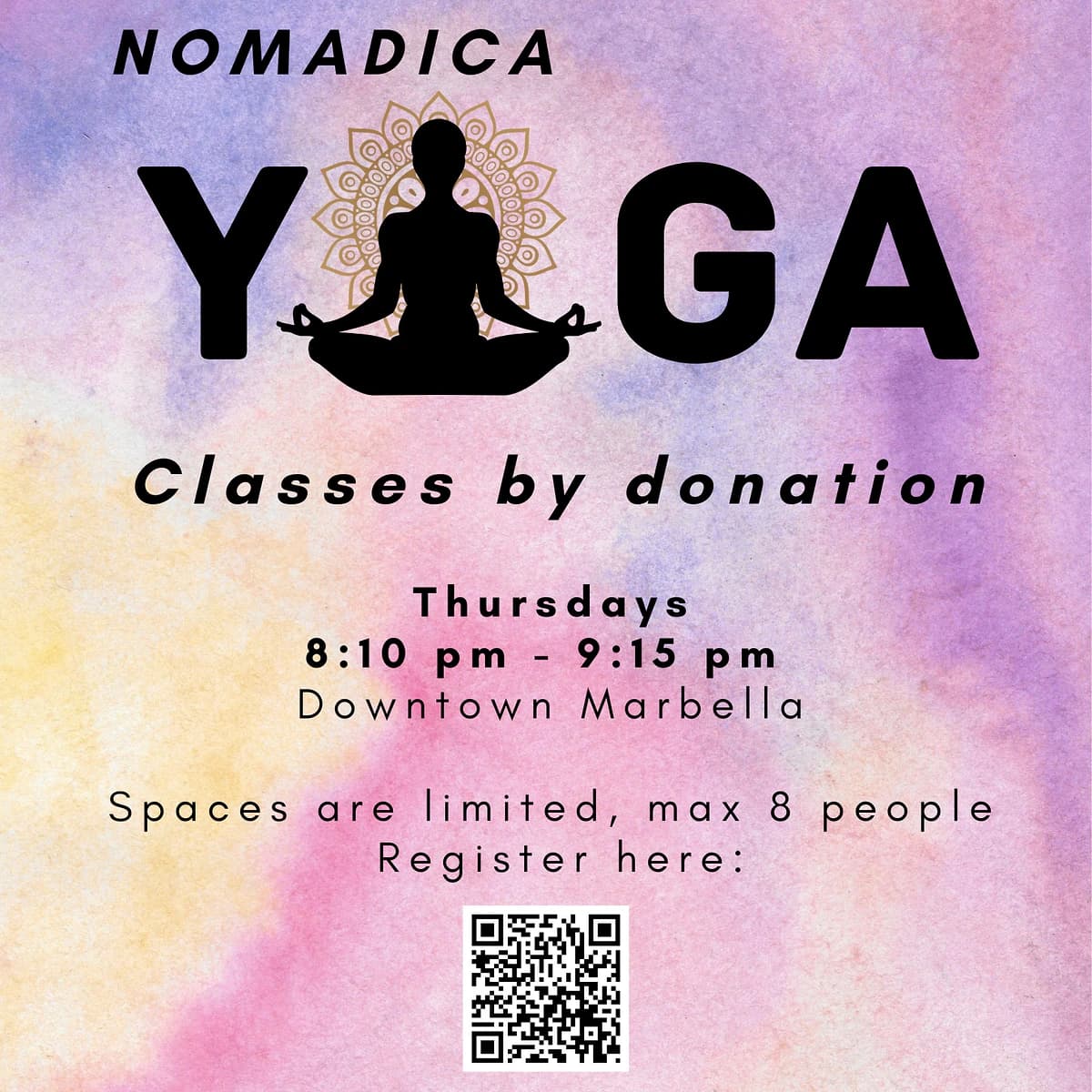 Cartel del evento para clases de Nomadica Yoga por donación en el centro de Marbella. La imagen muestra la silueta de una persona en pose de loto sobre un fondo de acuarela púrpura y amarillo, con detalles del evento para los jueves de 20:10 a 21:15 y un código QR para registrarse.