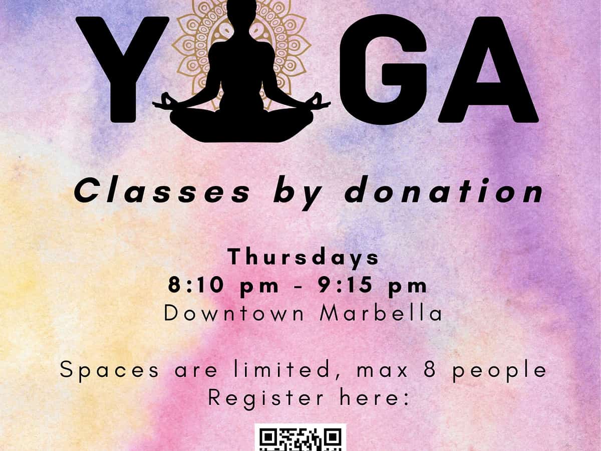 Cartel del evento para clases de Nomadica Yoga por donación en el centro de Marbella. La imagen muestra la silueta de una persona en pose de loto sobre un fondo de acuarela púrpura y amarillo, con detalles del evento para los jueves de 20:10 a 21:15 y un código QR para registrarse.