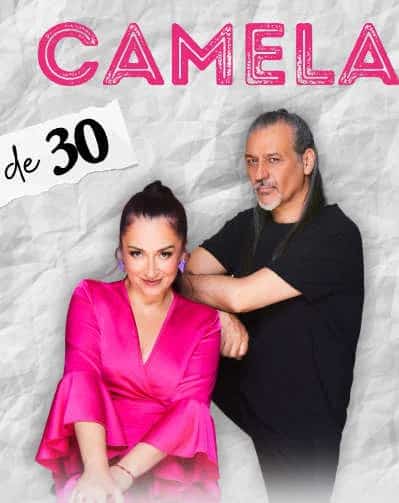 Camela actuando en directo durante su concierto aniversario +30 en Marenostrum Fuengirola.