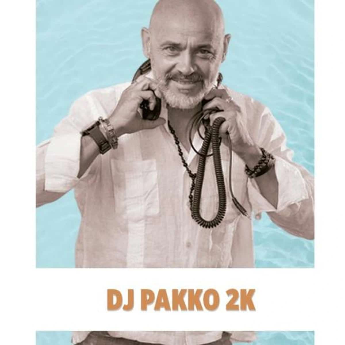 DJ Pakko 2k en Belvue Rooftop Bar Amàre Marbella durante la sesión Sunday Retro con música retro y ambiente sunset en uno de los rooftops más exclusivos de Marbella.