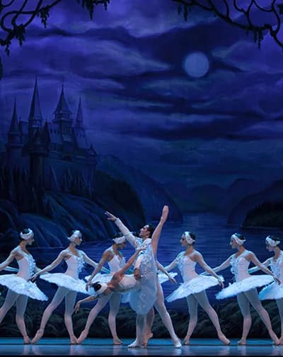 Cartel de El Lago de los Cisnes en directo en Málaga, una obra maestra eterna del ballet clásico de Tchaikovsky.