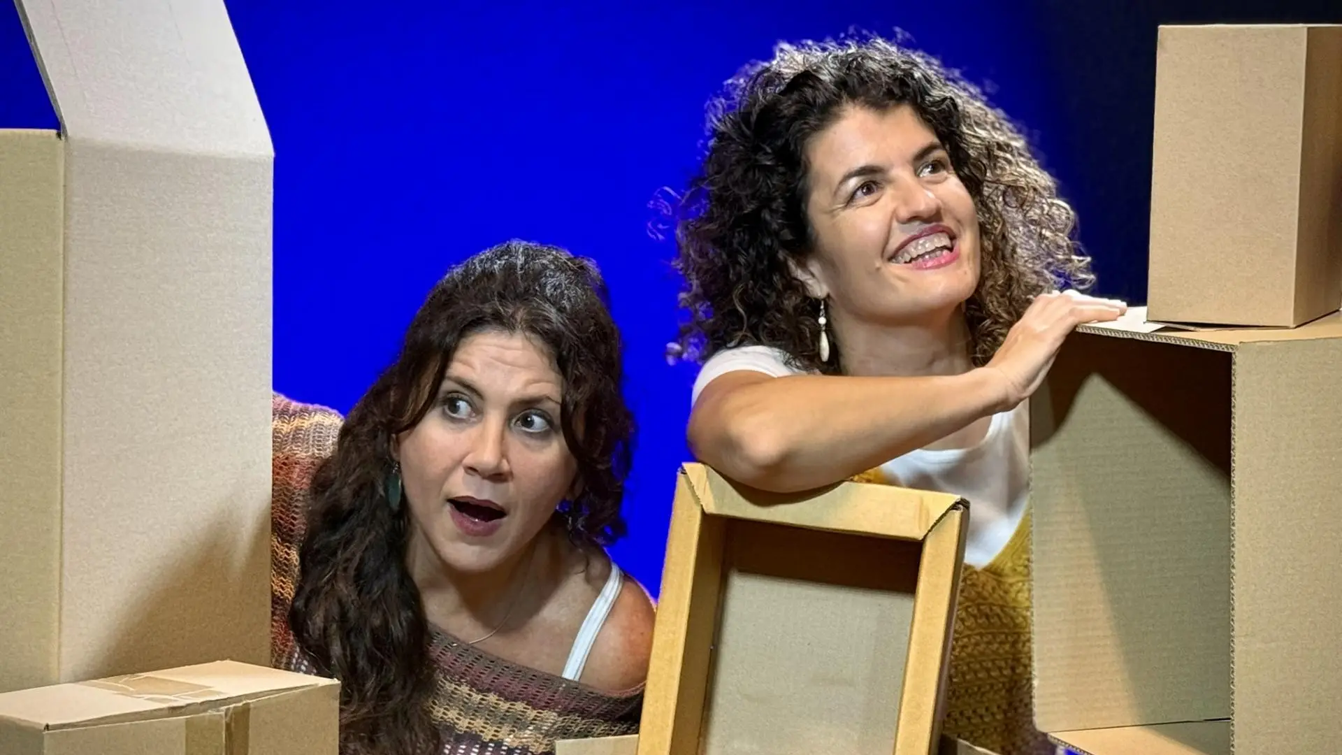 Espectáculo familiar La Caja en Málaga 2026 de Pata Teatro con actrices y marionetas explorando la imaginación a través de objetos cotidianos