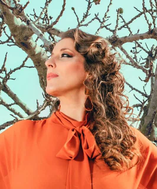 Argentina interpretando flamenco con pasión y elegancia