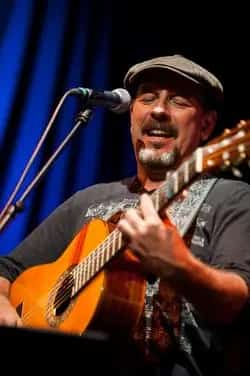 Concierto de Javier Ruibal en Málaga en La Cochera Cabaret 2025.