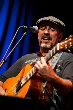 Javier Ruibal – Concierto íntimo y recorrido por su trayectoria Póster