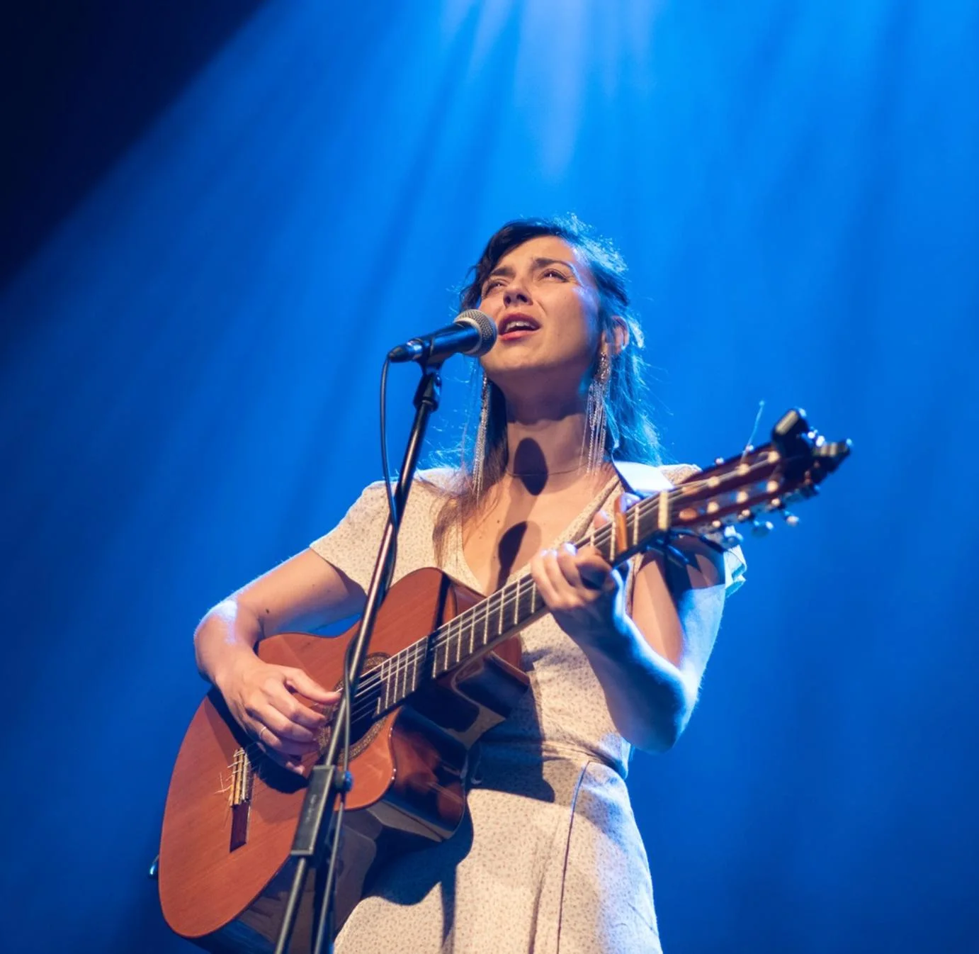 GUADA performing live in Málaga during the Algo Familiar tour at Sala The Hall