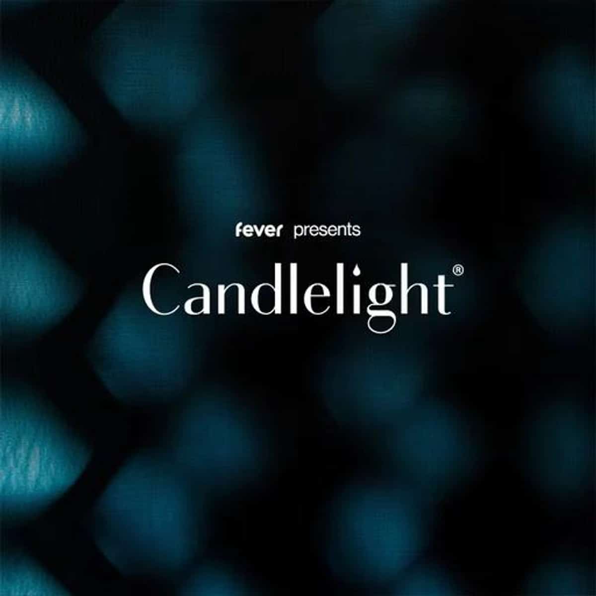 Logo de Candlelight y la mención «fever presents» sobre un fondo azul oscuro con luces desenfocadas.