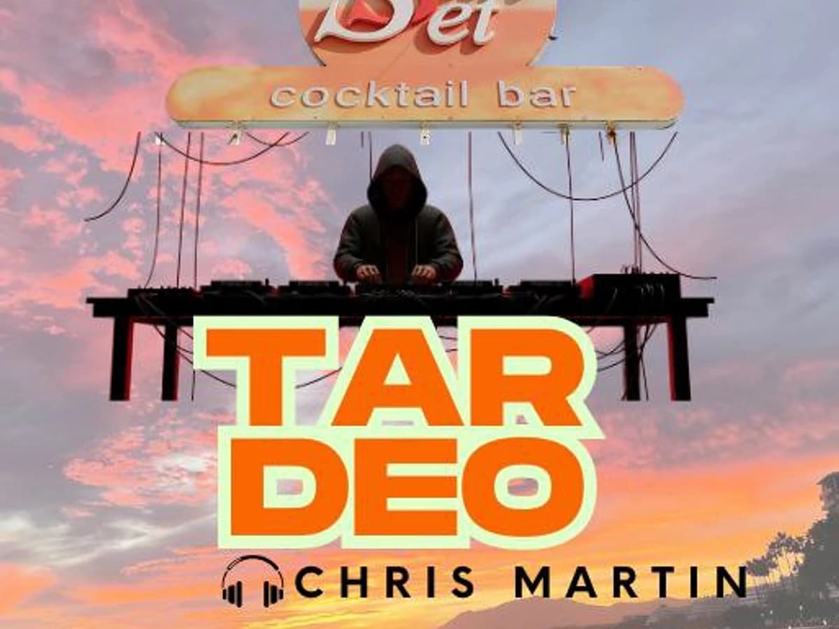 DJ actuando durante el atardecer en Sunset Cocktail Bar del Puerto Deportivo de Marbella durante un tardeo con vistas al mar y ambiente musical junto a la playa.