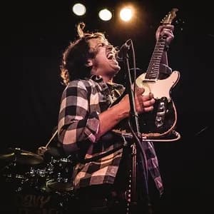 Davy Knowles actuando en vivo con una guitarra