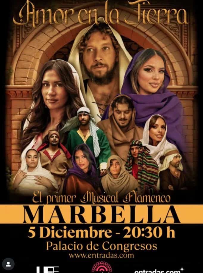 Póster del musical flamenco “Amor en la Tierra” con el elenco vestido con ropas bíblicas frente a un arco de piedra, texto “El primer Musical Flamenco – Marbella, 5 diciembre, 20:30 h, Palacio de Congresos”