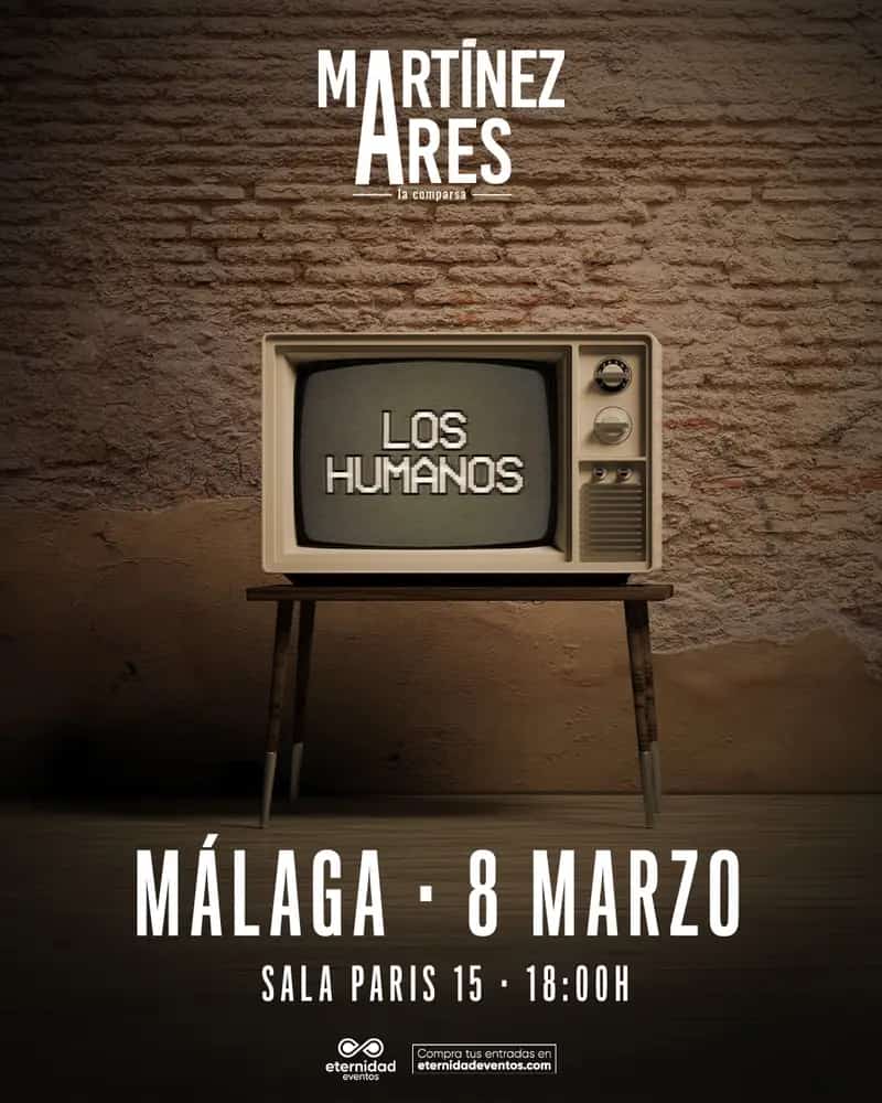 Martínez Ares actuando en el escenario con iluminación vibrante