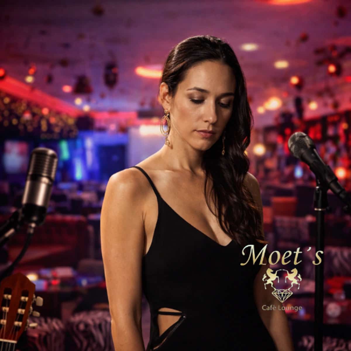 Ana Soto actuando en directo en Möet’s Lounge Marbella, cantante flamenca con micrófono y guitarra en un ambiente íntimo de tardeo flamenco en el centro de Marbella casco antiguo.