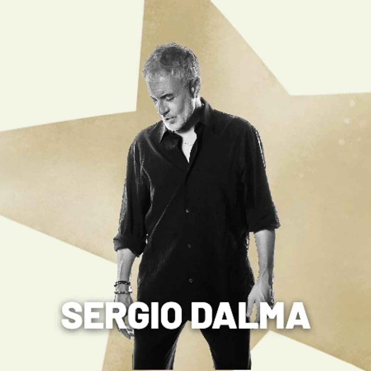 Sergio Dalma en retrato en blanco y negro con camisa oscura en el cartel oficial de su concierto del 4 de agosto en Starlite Occident.