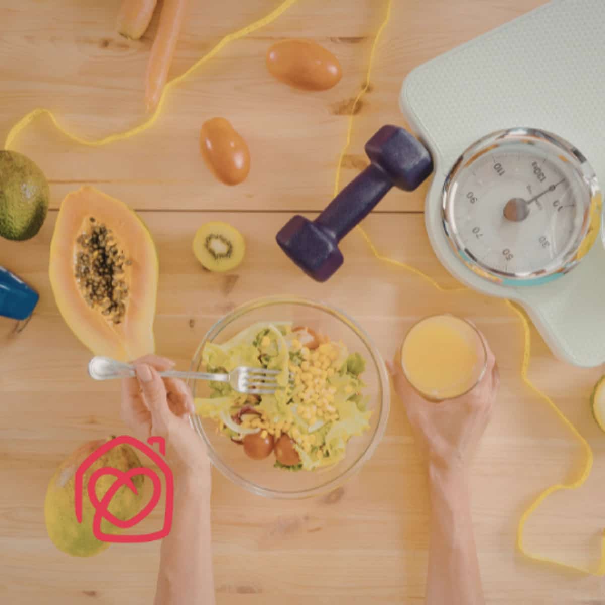 Imagen cenital de alimentación saludable con ensalada, frutas, báscula y material deportivo, representando hábitos saludables y nutrición consciente. Fotografía asociada a taller de nutrición infantil en Marbella, enfocada en bienestar, salud familiar, alimentación equilibrada y estilo de vida saludable.