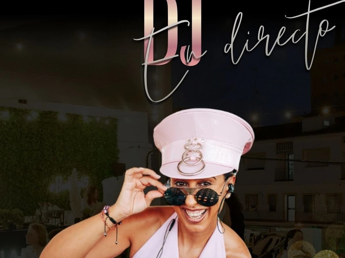 Cartel de sesión DJ en Havana 65 con una DJ sobre la cabina, ambiente nocturno y propuesta de cócteles para la noche del 27 de marzo en San Pedro Alcántara.