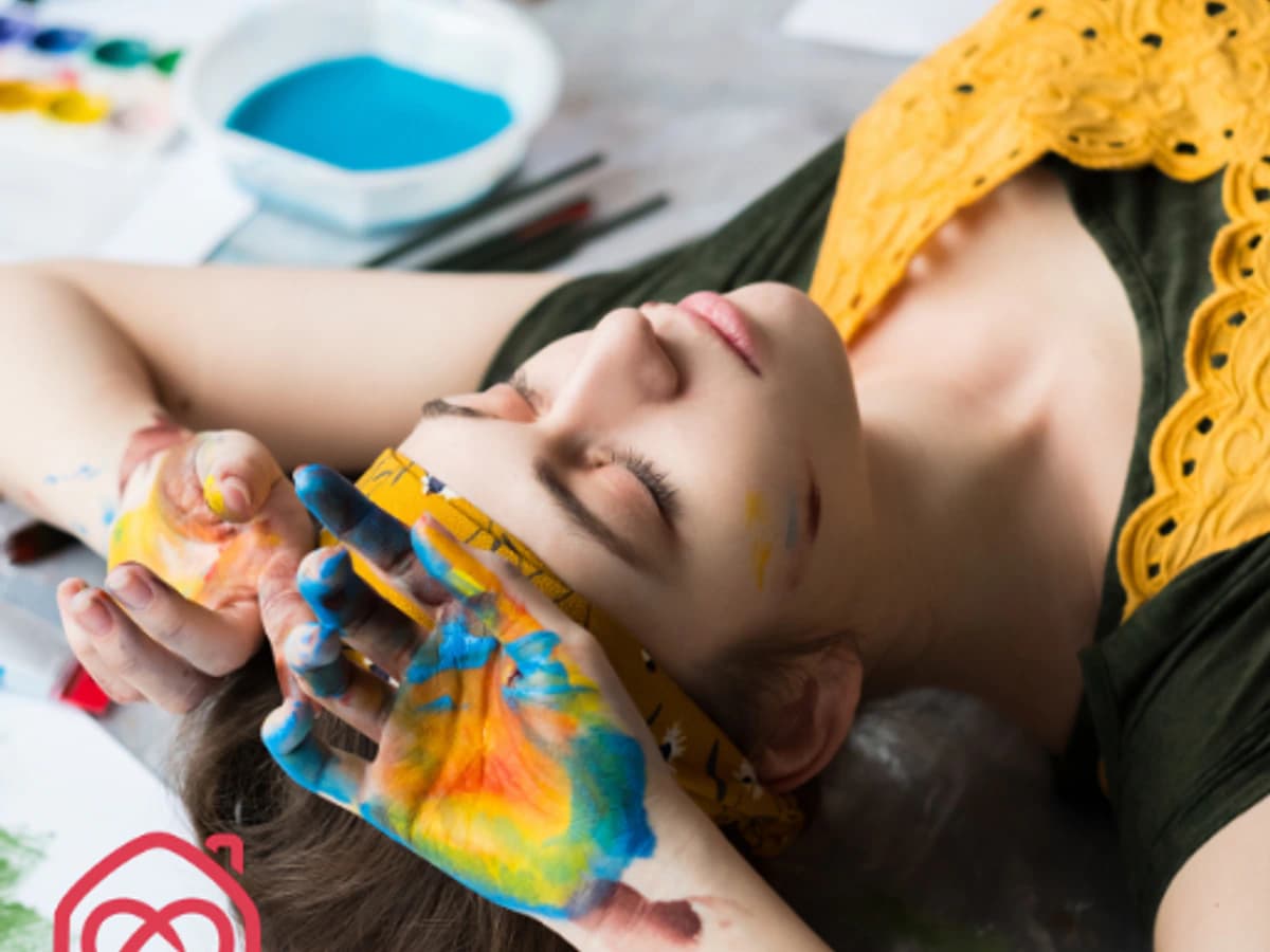 Taller de mindfulness y arteterapia en Casa Ángeles Marbella, persona relajada con pintura en las manos durante una actividad creativa enfocada en bienestar emocional, expresión artística y conexión interior.