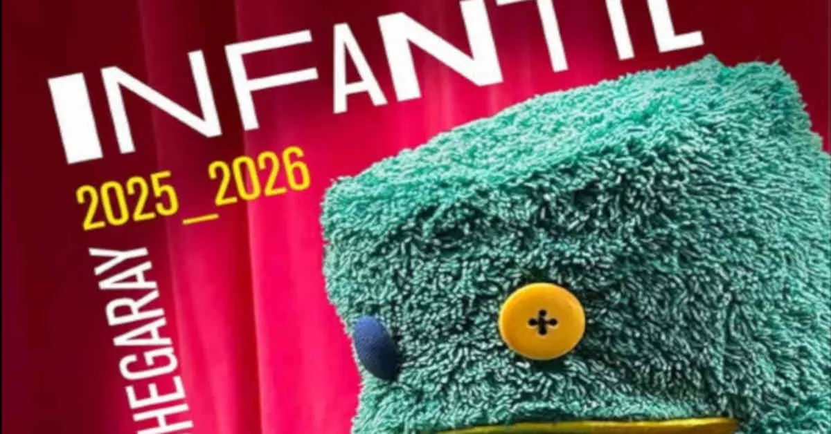 Niños disfrutando de una actuación teatral con luces coloridas