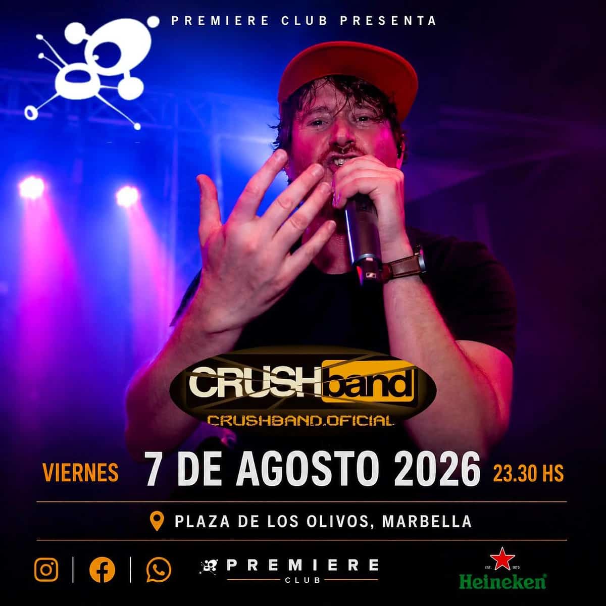 Cartel promocional de Crush Band en Premiere Club Marbella con un cantante en primer plano sujetando un micrófono bajo luces moradas y azules. El diseño indica el concierto del viernes 7 de agosto de 2026 a las 23:30 h en Plaza de los Olivos, Marbella.