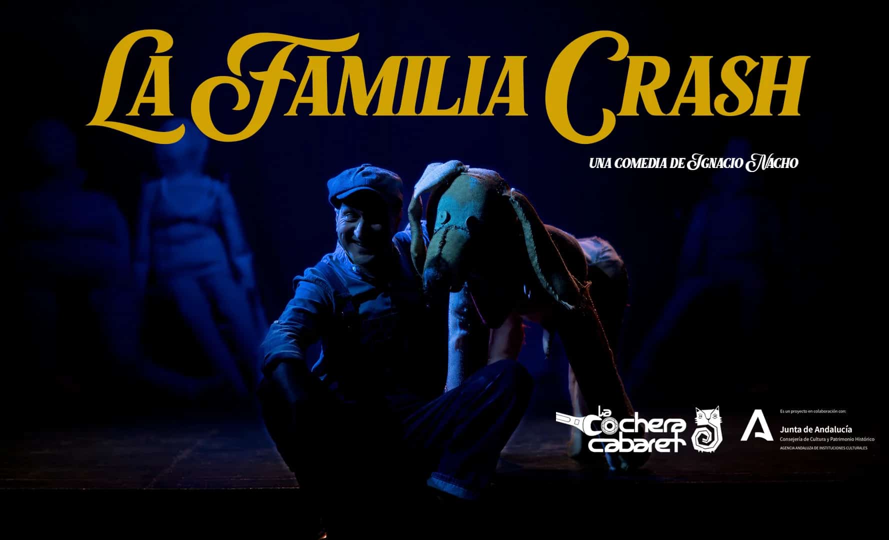 Una escena teatral con marionetas representando una familia.