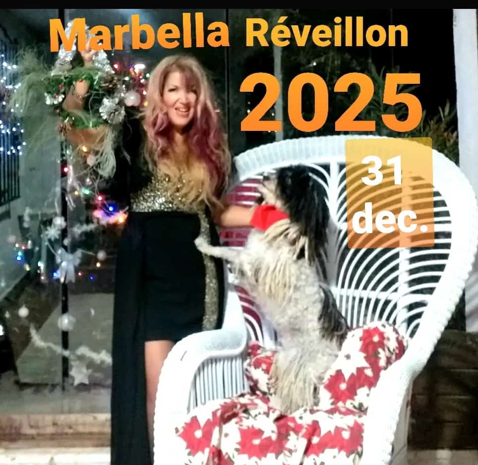 Mujer vestida con un elegante traje negro y dorado sosteniendo decoraciones festivas de Año Nuevo, junto a un perro pequeño subido a una silla blanca con cojines navideños. Luces de Navidad al fondo y texto grande en la imagen que dice ‘Marbella Réveillon 2025 – 31 Dec’. Foto promocional para una cena de Fin de Año en Marbella con menú gastronómico de 120 €, bebidas, uvas, cotillón, DJ y baile.
