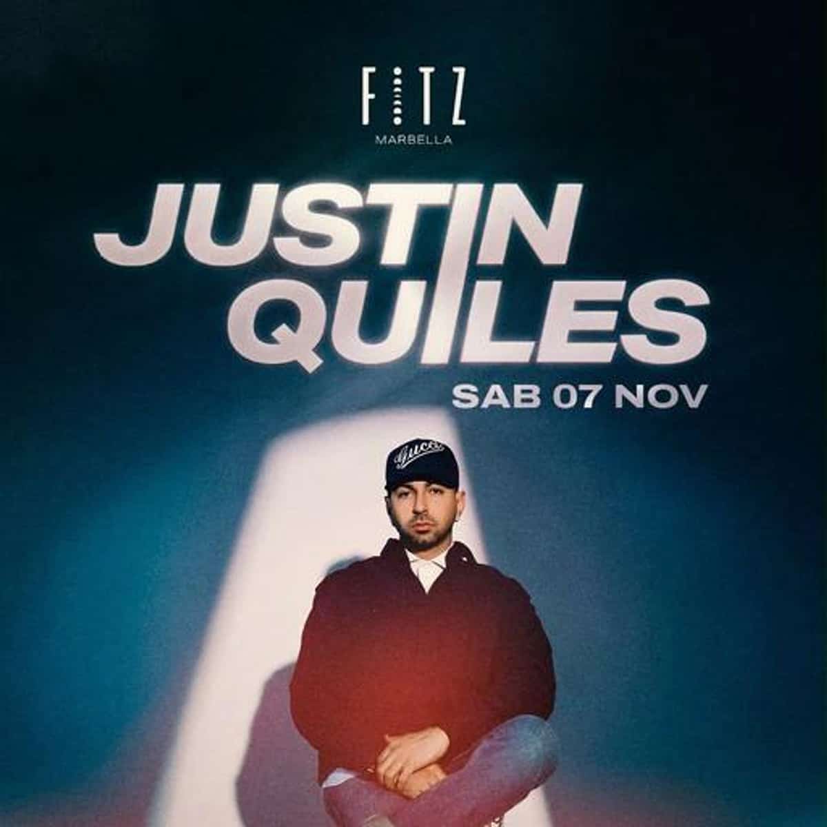Cartel de Justin Quiles en FITZ Marbella para el 7 de noviembre: retrato del artista sentado, fondo azul oscuro, su nombre en letras blancas y la fecha «SAB 07 NOV».