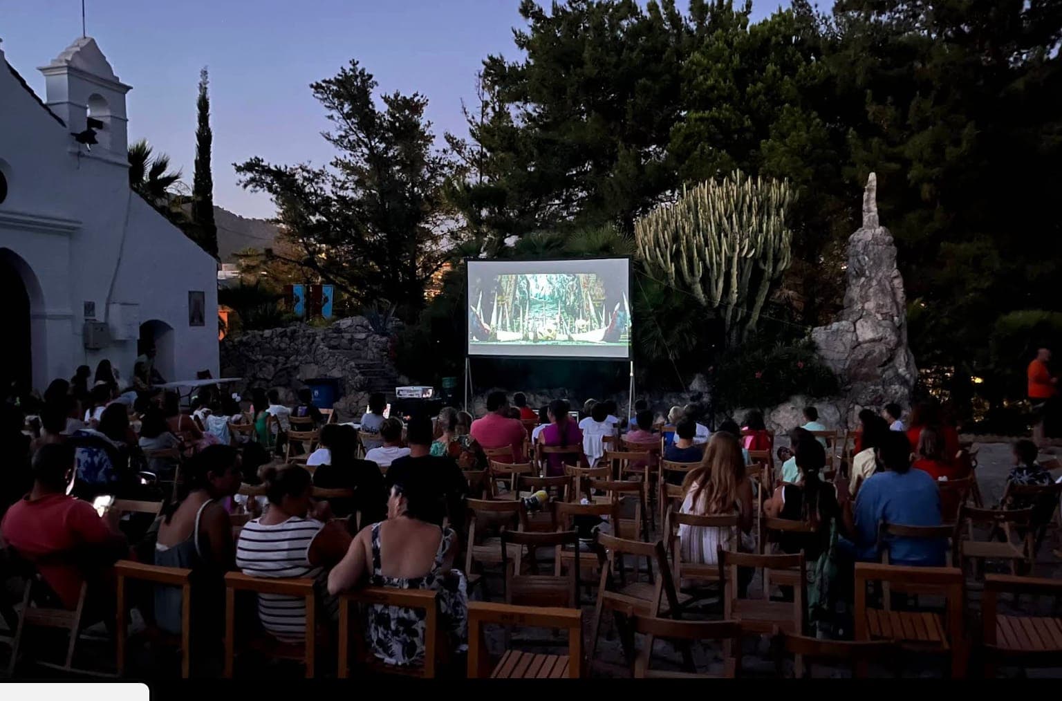 Summer Cinema Marbella: “Padre No Hay Más Que Uno 4” at Plaza Ermita del Calvario Gallery Image 3