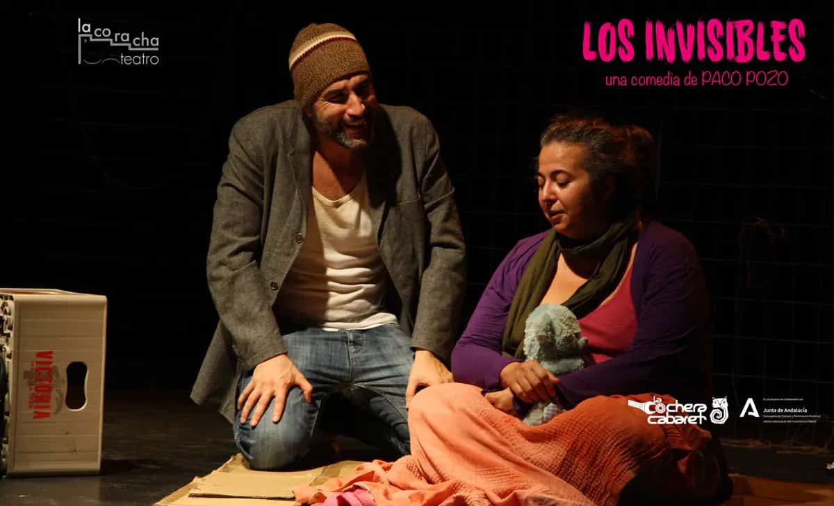 Dos actores en el escenario interpretando una escena de LOS INVISIBLES