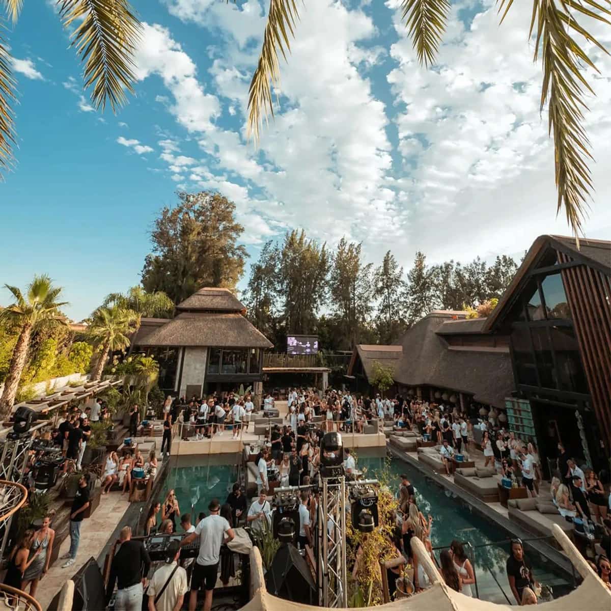 Únete a la Sunday Pool Party "Not Like Us" en Mogli Marbella el 5 de abril de 2026. Disfruta de las mejores vibras de R&B y Hip-Hop en toda la Costa del Sol. ¡Reserva tus entradas ahora!