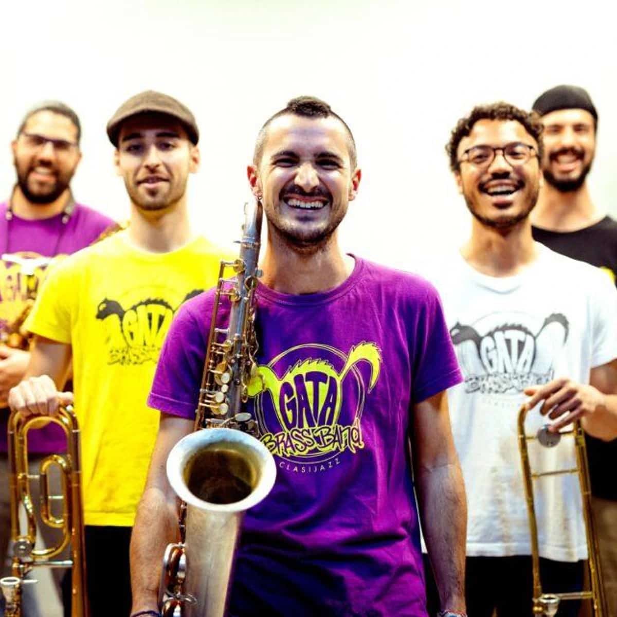 GATA BRASS BAND actuando en vivo en Málaga 2026