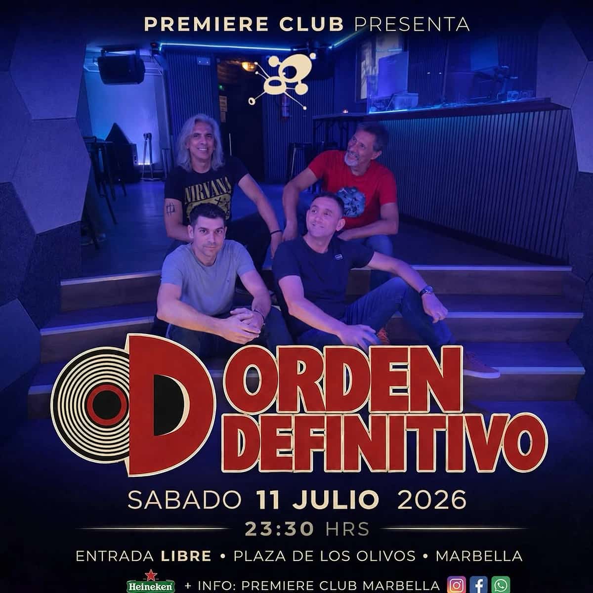 Cartel promocional de Orden Definitivo en Premiere Club Marbella con cuatro miembros de la banda sentados en el interior del local, iluminación azul y el nombre del grupo en grande. El concierto es el sábado 11 de julio de 2026 a las 23:30 h y la entrada es libre.